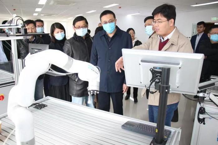 市民營企業(yè)高質(zhì)量發(fā)展服務(wù)隊(duì)引領(lǐng)傳統(tǒng)企業(yè)解鎖科技創(chuàng)新“密碼” ——推動(dòng)企業(yè)技術(shù)服務(wù)升級(jí)紀(jì)實(shí)